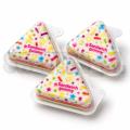 Kolorowe żelki Sandwich Gummy w oryginalnym kształcie trójkątnych kanapeczek. Każda sztuka znajduje się w osobnym pojemniczku, dzięki czemu świetnie sprawdzi się zarówno w sprzedaży pojedynczej, jak i jako ciekawy produkt do ekspozycji przy kasie.