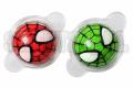 Spider Jelly Candy to żelkowe cukierki w efektownych, okrągłych pojemniczkach z motywem pajęczyny. Mix zielonych i czerwonych wariantów przyciąga wzrok i świetnie sprawdza się w sprzedaży na sztuki. Opakowanie zbiorcze zawiera 50 sztuk po 10 g.