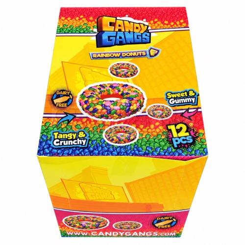 Candy Gangs Rainbow Donuts to kolorowe żelki w kształcie donuta, pokryte chrupiącymi cukierkami. Produkt łączy miękką, żelkową konsystencję z chrupiącą otoczką i owocowym smakiem. Każda saszetka zawiera 50 g, a opakowanie zbiorcze mieści 12 sztuk